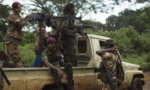 Former Seleka soldiers prepare to drive to a village, where residents say was attacked and a mosque burnt the night before by anti-Balaka militiamen - © Reuters / Siegfried Modola Former Seleka soldiers prepare to drive to a village, where residents say was attacked and a mosque burnt the night before by anti-Balaka militiamen - © Reuters / Siegfried Modola